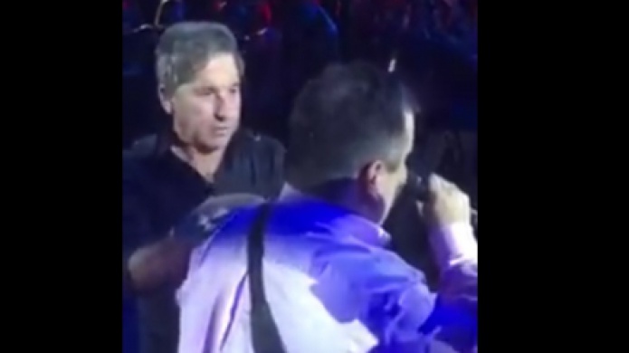 Video: Ricardo Montaner en un Gesto de amor con un joven ciego durante uno de sus conciertos