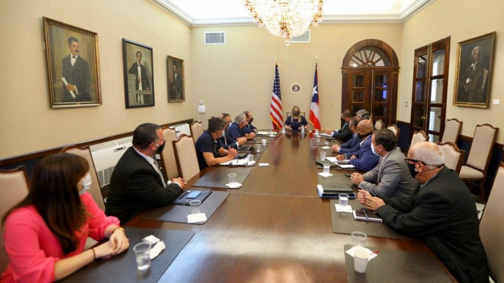  Gobernadora enmienda OE para prohibir venta de alcohol y cerrar algunos negocios los domingos 