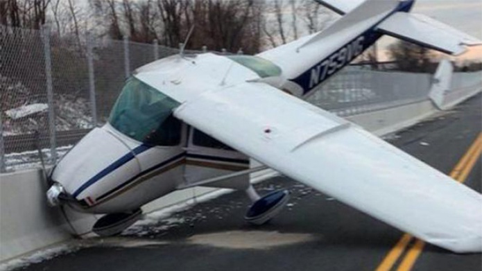 Una avioneta aterrizÃ³ de emergencia en un carril para autobuses en EEUU