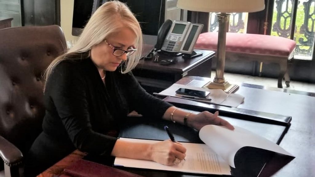  Gobernadora firma ley queproh&iacute;be el dep&oacute;sito de cenizas de carb&oacute;n en la isla 