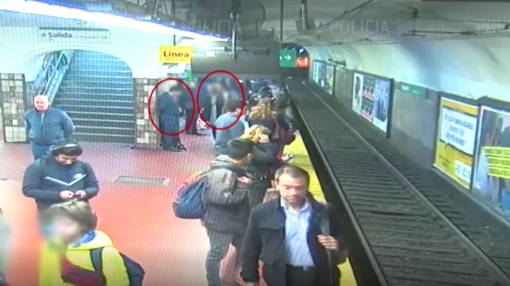  Vea video: Mujer cae al metro por desmayo de un hombre en Argentina 