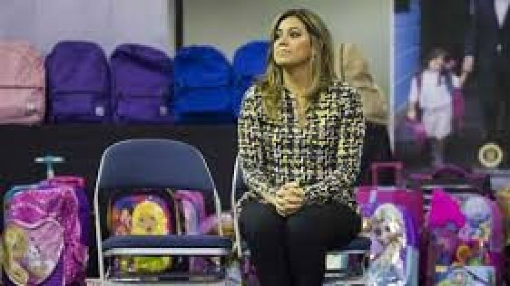  Entregan art&iacute;culos escolares de iniciativa de saliente primera dama 