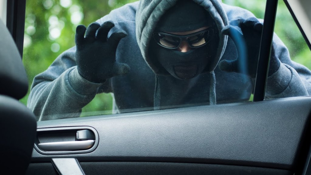  Le roban 8,400 d&oacute;lares que guardo en un sobre dentro de un auto 