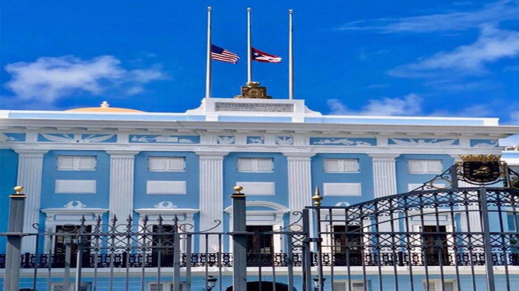  Banderas a media asta en duelo por las v&iacute;ctimas del hurac&aacute;n Mar&iacute;a 