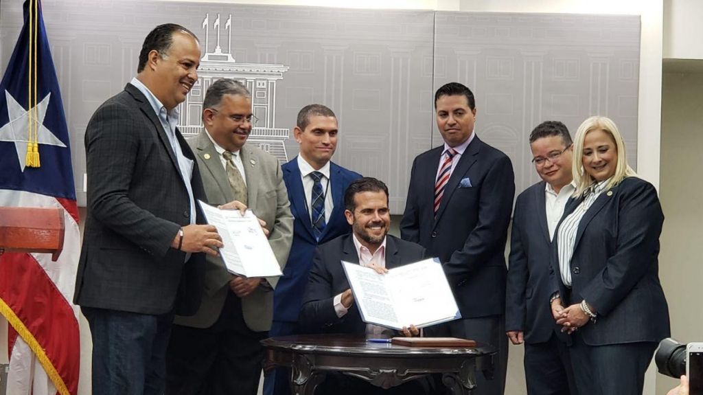  Rossell&oacute; Nevares convierte en ley proyectos para retener m&eacute;dicos y tener m&aacute;s m&eacute;dicos en eventos catastr&oacute;ficos 