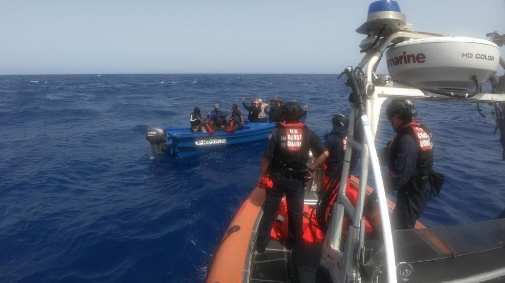  Guardia Costera repatria a 14 dominicanos luego de la interdicci&oacute;n de un viaje ilegal en el Pasaje de la Mona 
