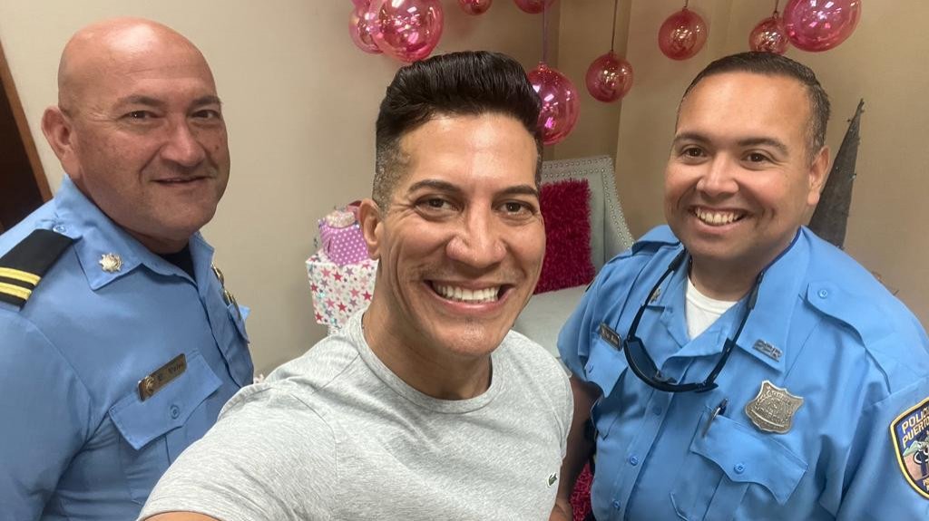  La polic&iacute;a en Cabo Rojo le realiza sue&ntilde;o de &ldquo;Do&ntilde;a Paquita&ldquo; de conocer al presentador de &ldquo;Puerto Rico Gana&ldquo; 