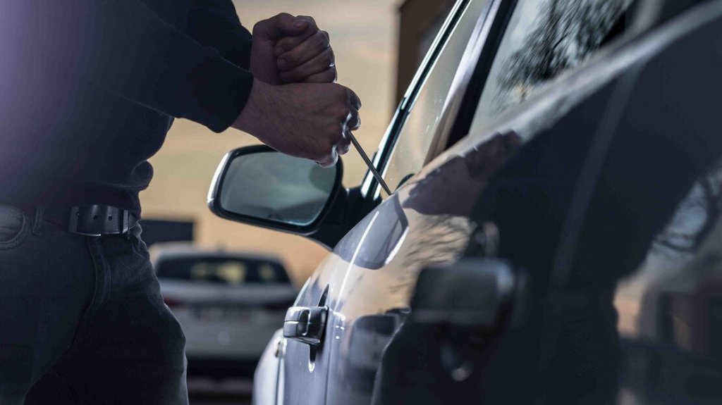  Abren veh&iacute;culo en Santurce y se llevan mil d&oacute;lares y una chequera 