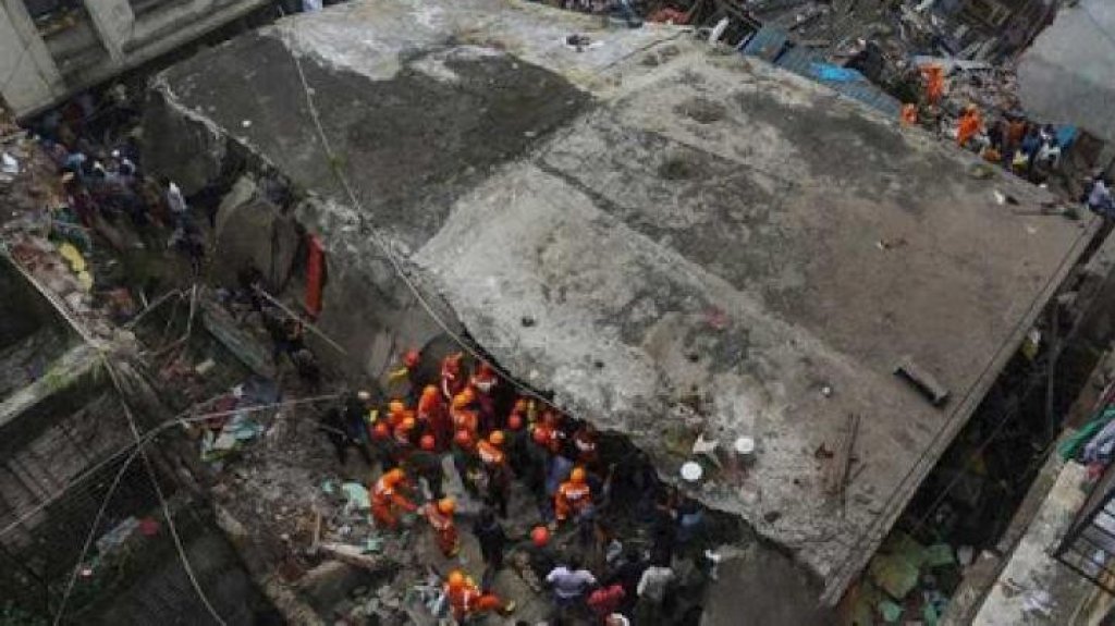  Al menos 24 muertos tras el derrumbe de un techo en un funeral en India 