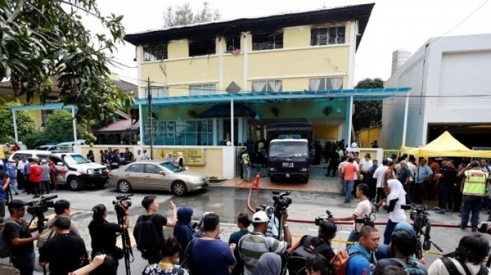 Video: La PolicÃ­a malasia detiene a 7 jÃ³venes por el incendio en un colegio que matÃ³ 23
