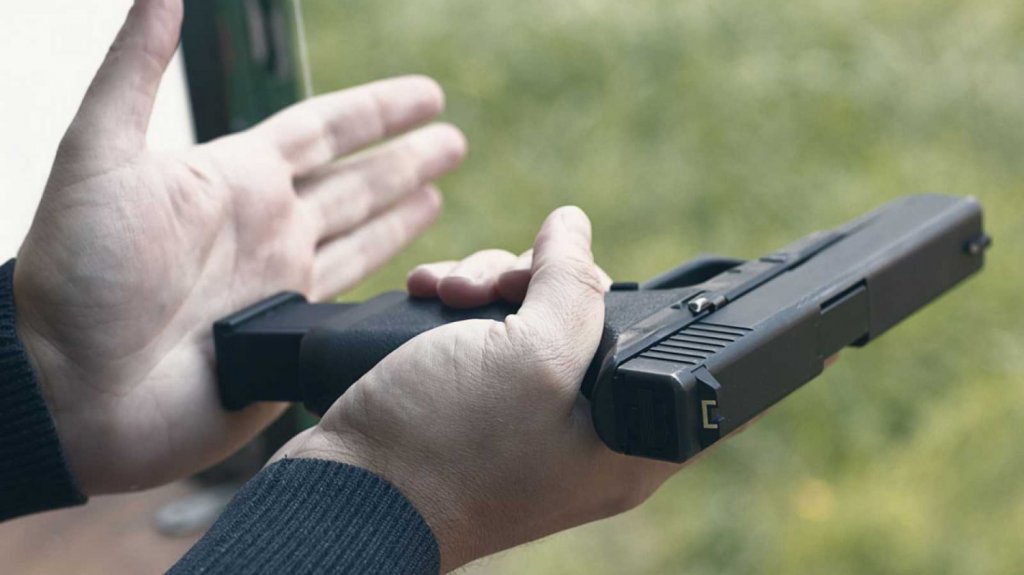  Se dispara en una mano mientras compraba un arma en Dorado 