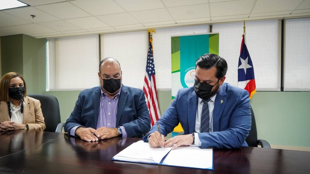  Vivienda y Agricultura firman acuerdo en beneficio del Programa ReGrow Puerto Rico y los agricultores 