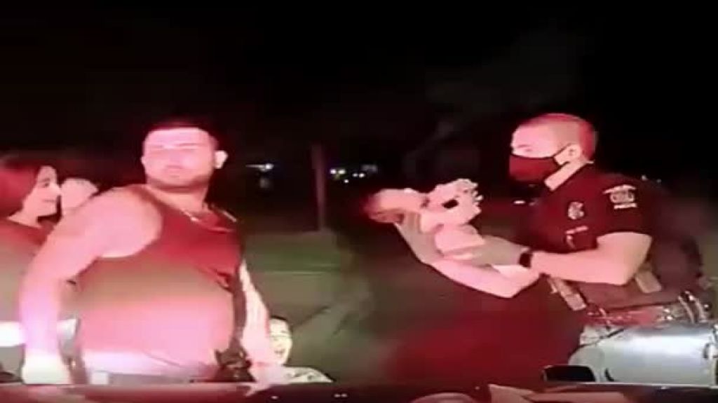  C&aacute;mara de una patrulla capta el momento en que un polic&iacute;a le salva la vida a un bebe de 3 semanas de nacido 