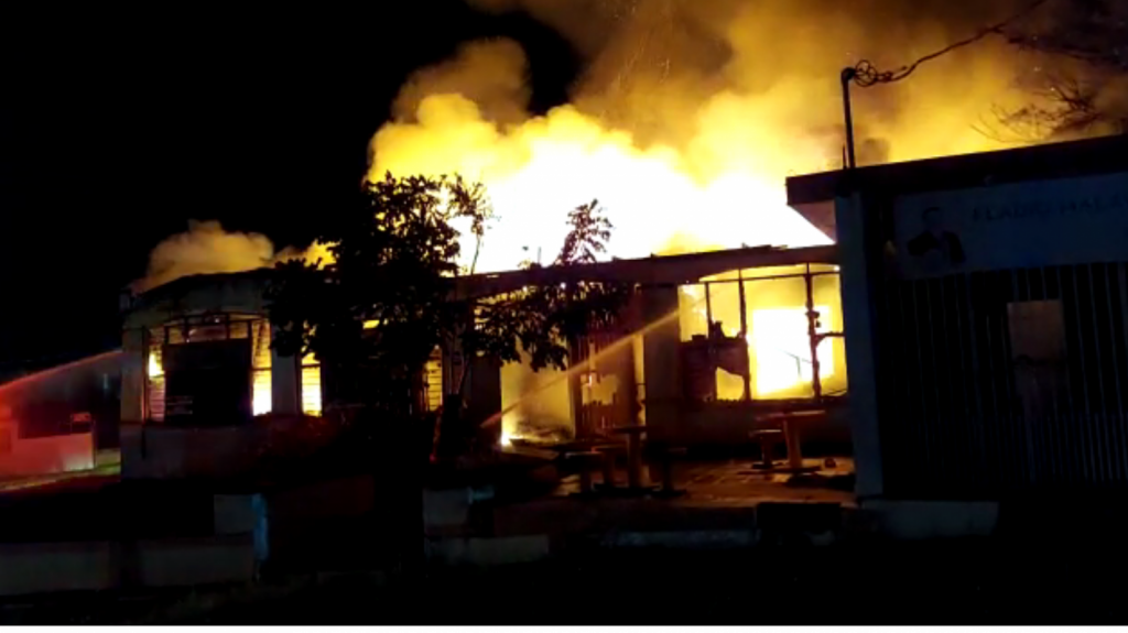  Video de incendio a noche en edificio abandonado de Arecibo 