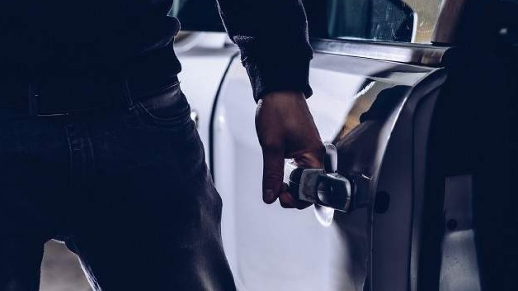  Hurtan dos guaguas estacionadas en centro comercial de Barceloneta 