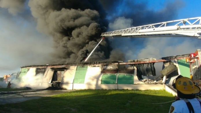 Bomberos controlan incendio en almacÃ©n de gomas en Juncos 