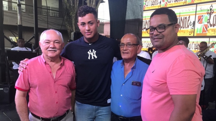 Joven Boricua de 16 aÃ±os firmÃ³ hoy con los Yankees