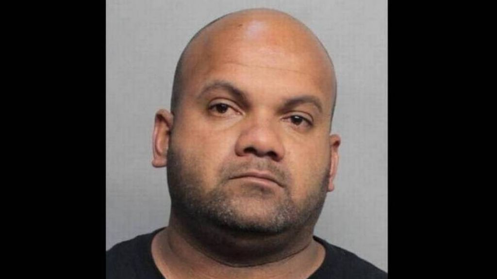  Encuentran arsenal en auto de hombre acusado de masturbarse en un estacionamiento 