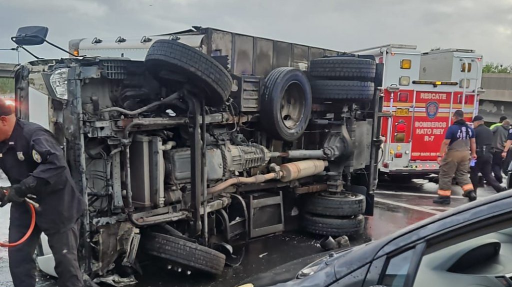  Video: Muere pasajero de cami&oacute;n que se volc&oacute; en expreso Las Am&eacute;ricas 