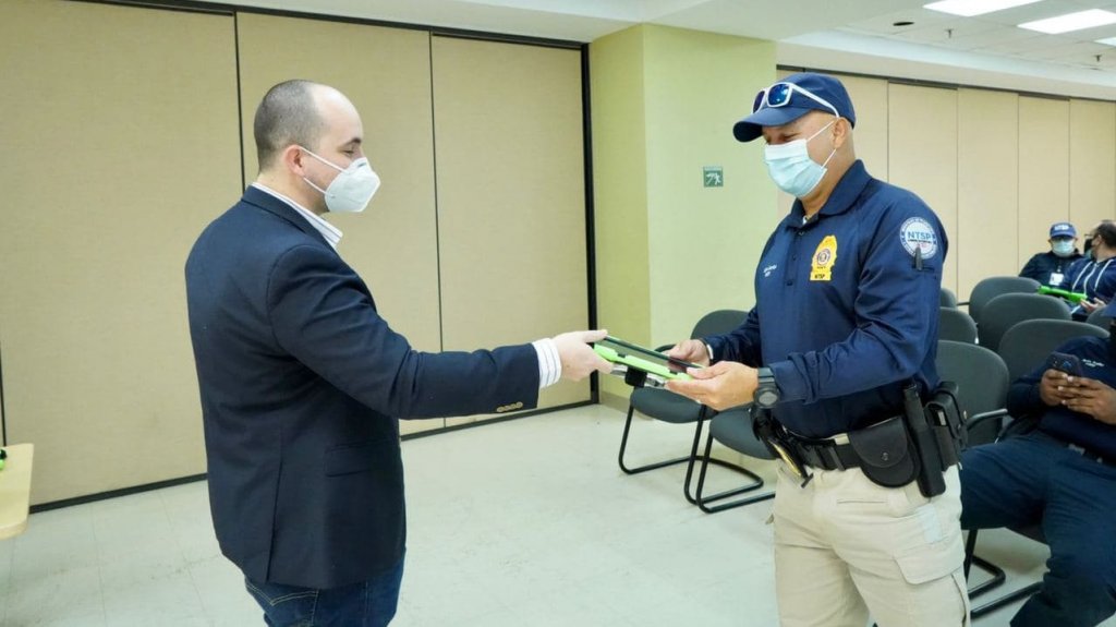  Entregan tabletas a agentes del NTSP 