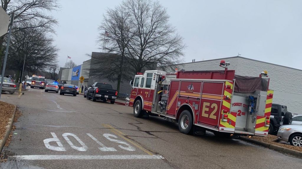  Tiroteo en un Walmart de Arkansas deja al menos un muerto y 2 heridos 