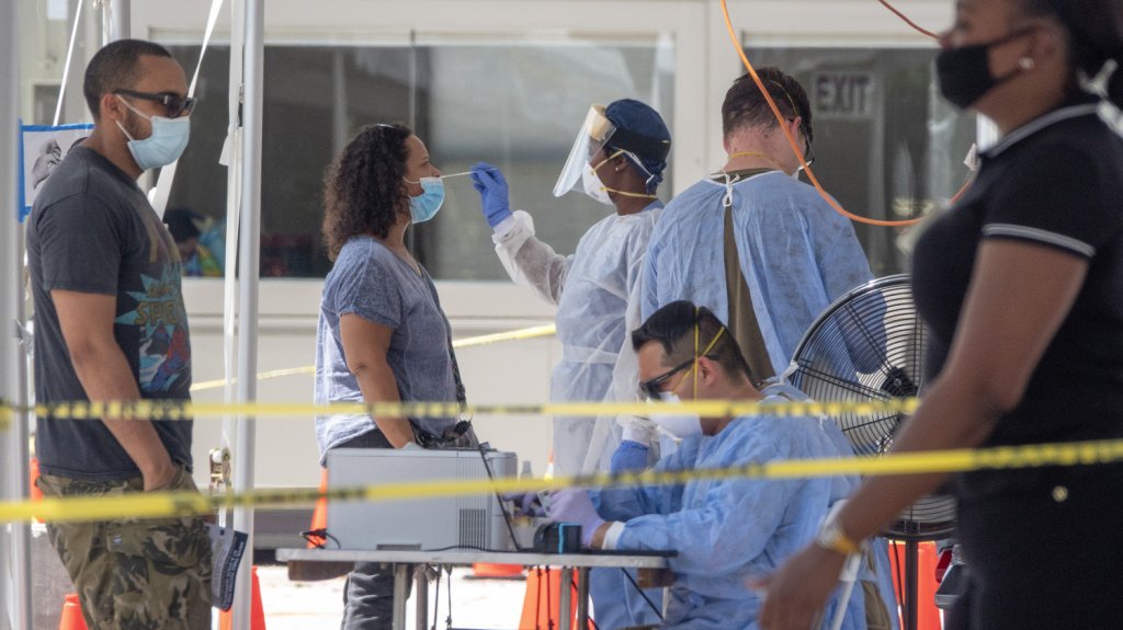  Aumentan casos semanales de la covid en Florida y positividad sube a 7,8 % 