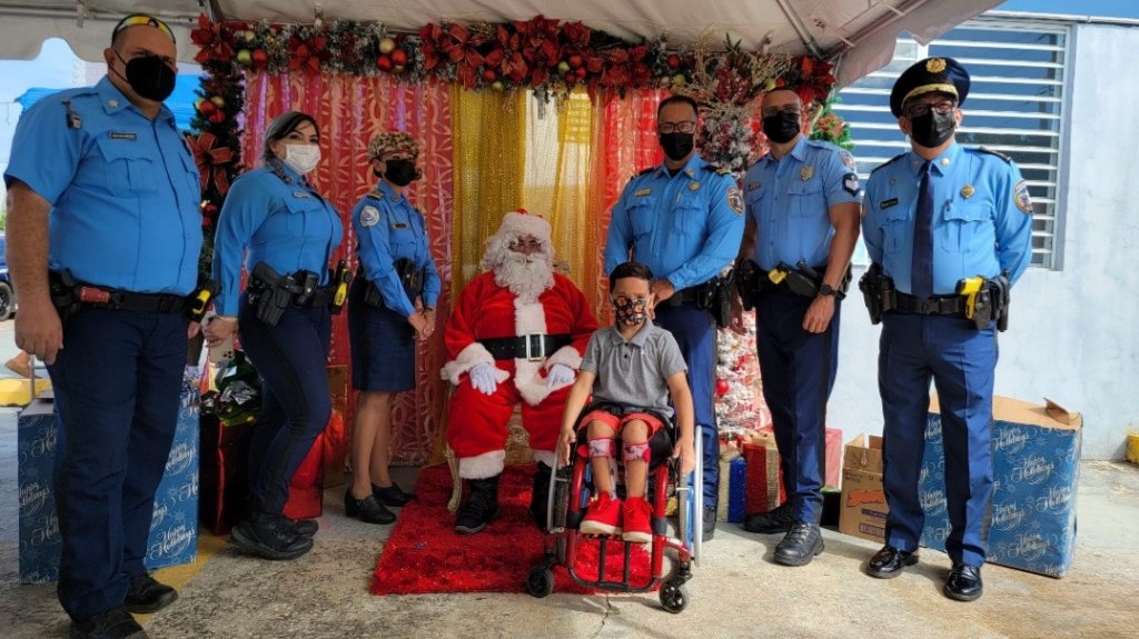  Entregan agentes del Distrito de Quebradillas regalos a familias de condiciones especiales 