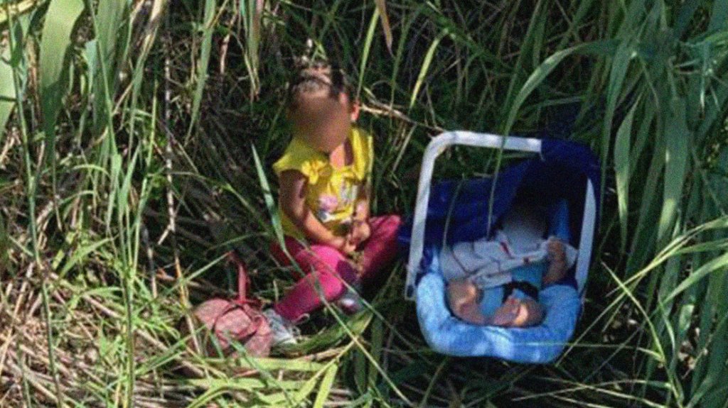  Encuentran a una ni&ntilde;a hondure&ntilde;a de dos a&ntilde;os junto a su hermano de tres meses abandonados en la orilla del r&iacute;o Bravo en la frontera sur de EE.UU. 