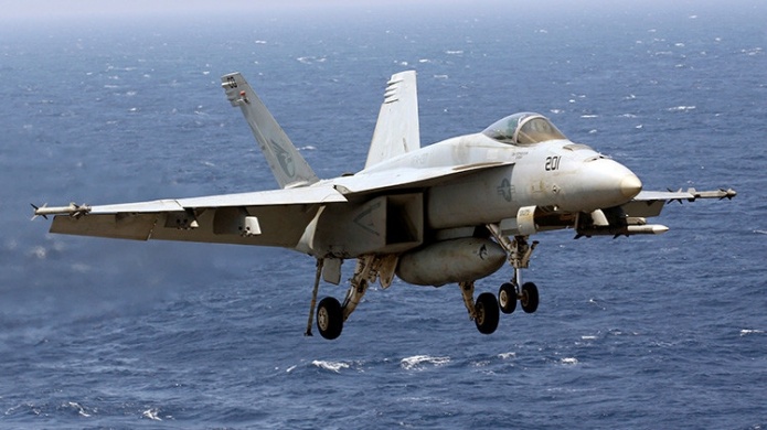 Un dron iranÃ­ se aproxima a un caza de la Marina de EE.UU. en el Golfo PÃ©rsico