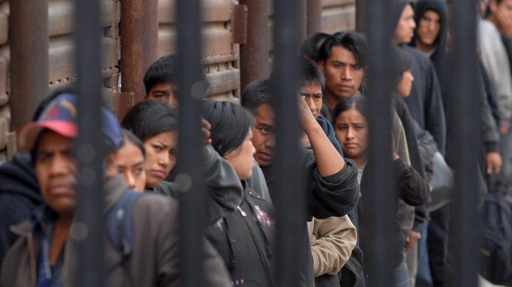  Hallan 24 indocumentados escondidos al interior de un tr&aacute;iler en Texas 