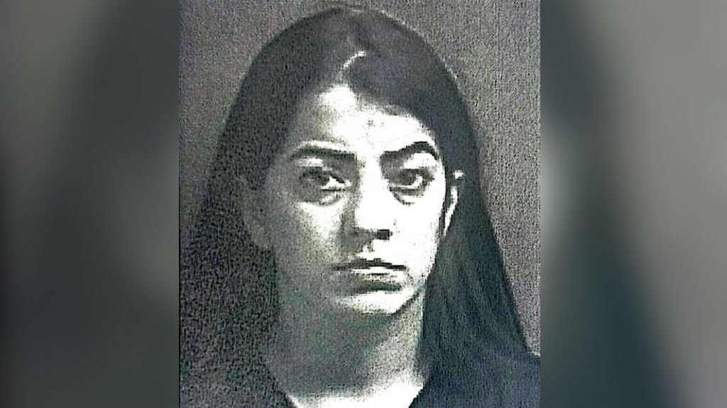  Arrestan mujer que lleg&oacute; a casa de la &ldquo;Chilla&rdquo; de su ex en Humacao y le esbarat&oacute; un Mercedes 