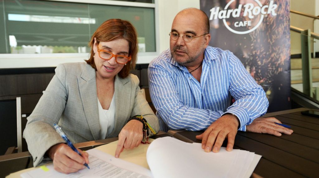  Municipio de San Juan firma contrato con Hard Rock Caf&eacute; para adiestrar a 62 empleados 
