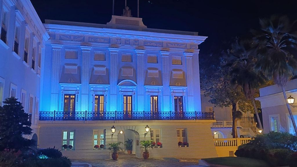  La Fortaleza se ilumina de azul para concienciar por la diabetes 