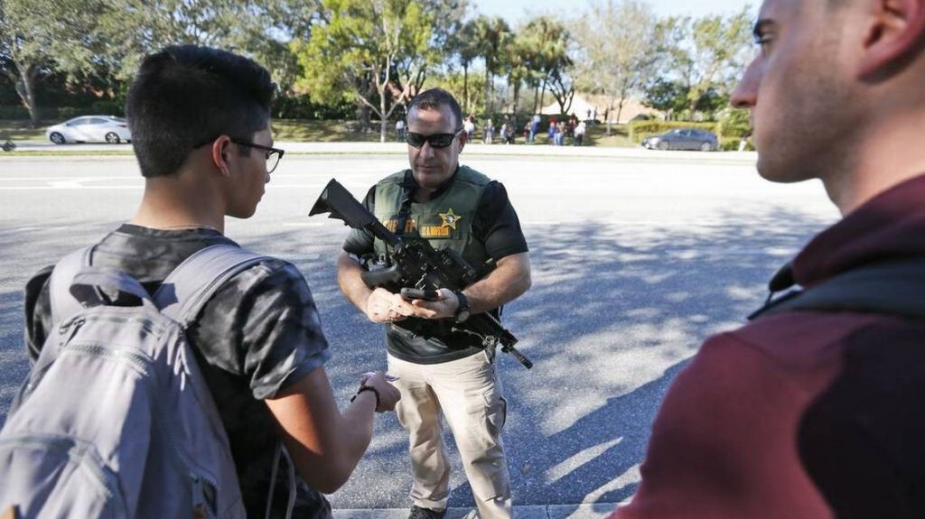  Los polic&iacute;as escolares de Broward portar&aacute;n desde ahora&nbsp;rifles de alto poder 