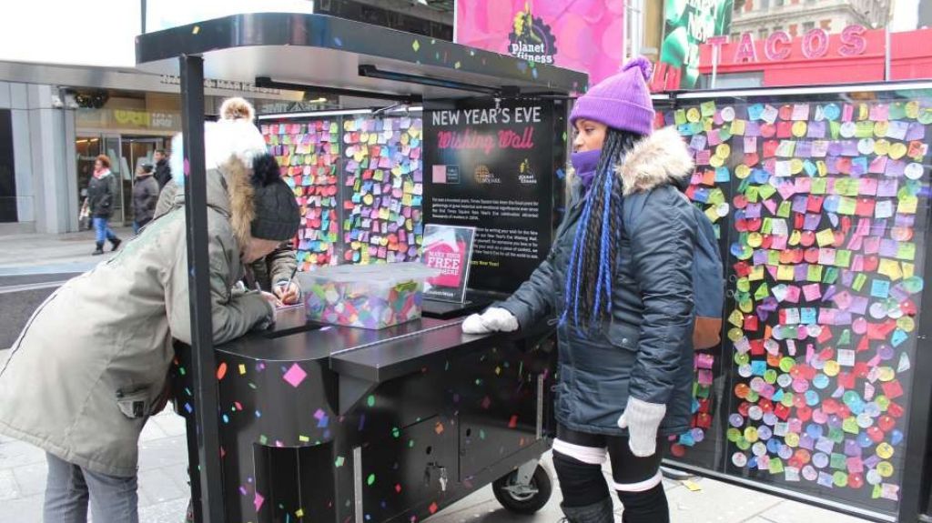 Un "muro de los deseos" en Times Square recoge miles de ruegos para AÃ±o Nuevo