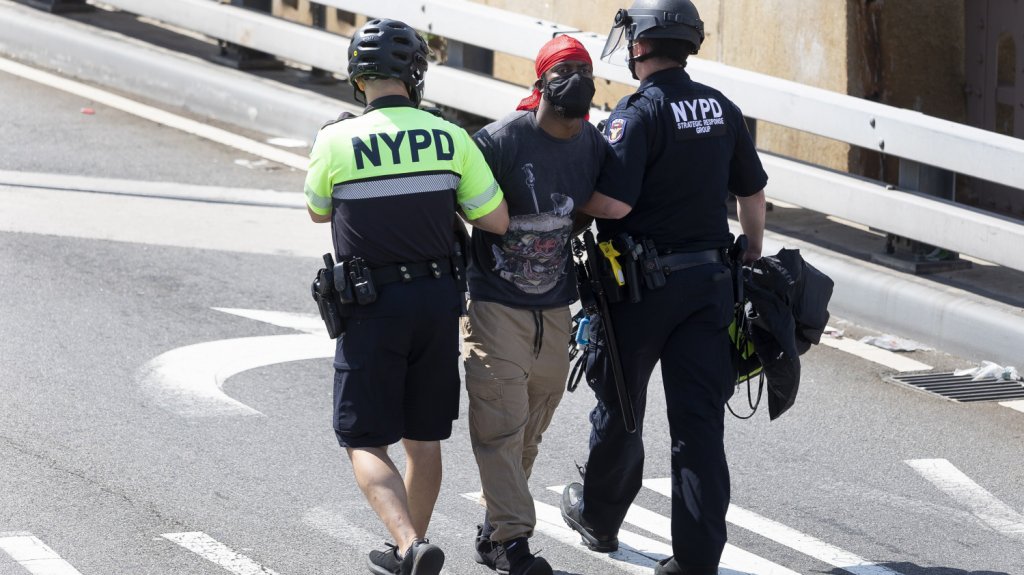  Sube el n&uacute;mero de polic&iacute;as que se retiran en Nueva York tras las protestas 