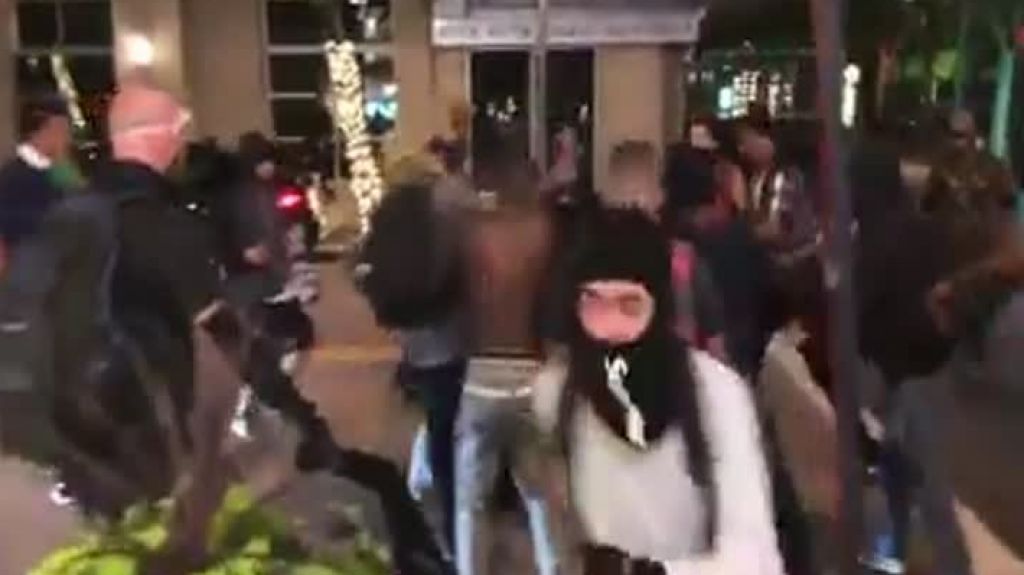  Video: Supuestos manifestantes dan una paliza a hombre que intentaba defender su negocio de vandalismo 