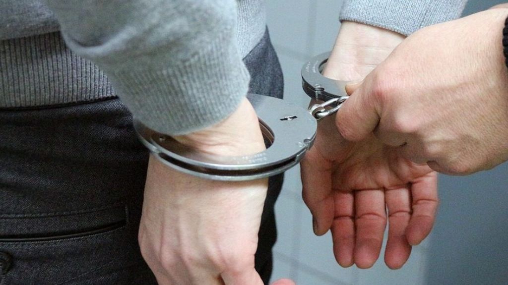  Arrestan a sujeto que hurtaba una bater&iacute;a de un veh&iacute;culo municipal en Ponce 