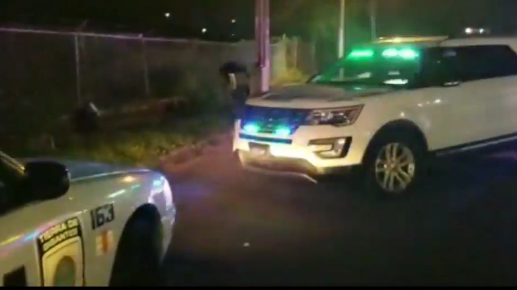  Video estaban en un &ldquo;motorita&rdquo; huyendo de los municipales de Carolina y se estrellaron contra un poste y una patrulla. 