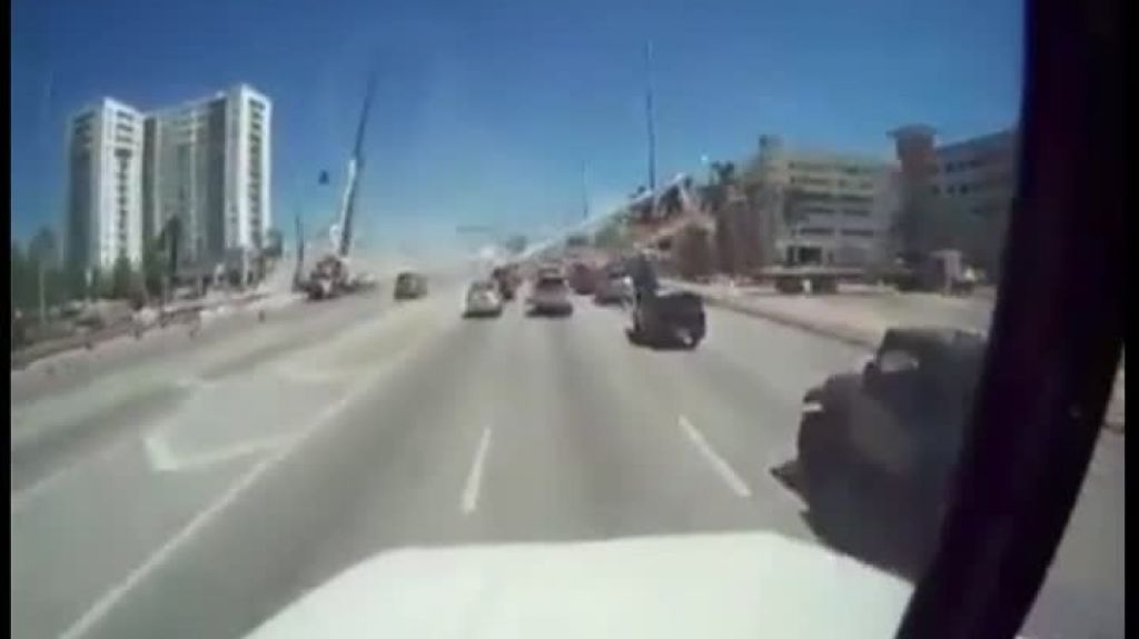  Revelan nuevo video del instante en que colaps&oacute; el puente peatonal de FIU 