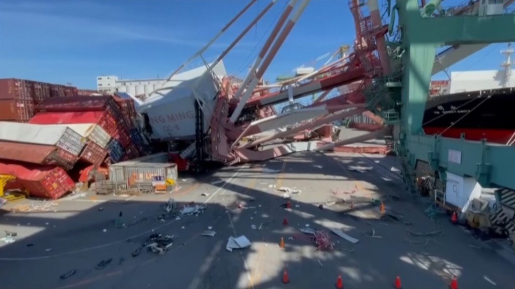  Graban el momento exacto en que un barco derriba una gr&uacute;a en Taiw&aacute;n 
