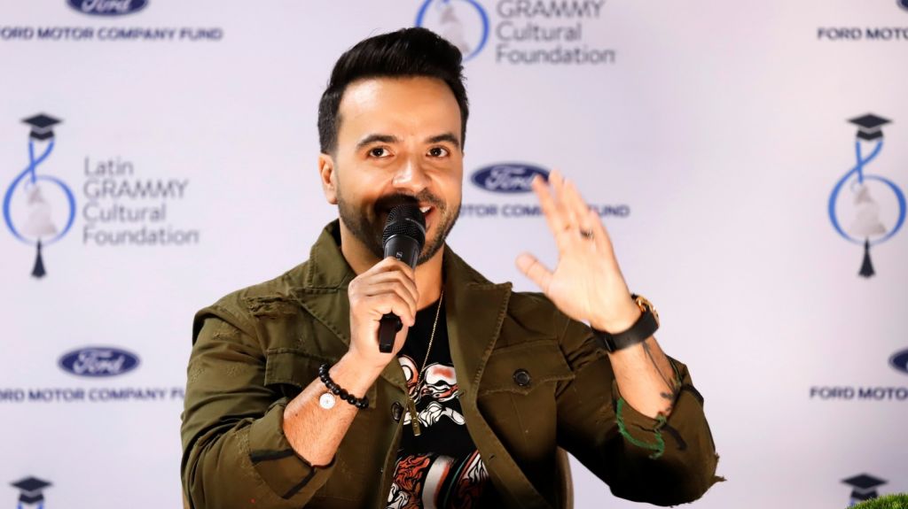  Luis Fonsi entrega instrumentos en escuela afectada por sismos en Puerto Rico 