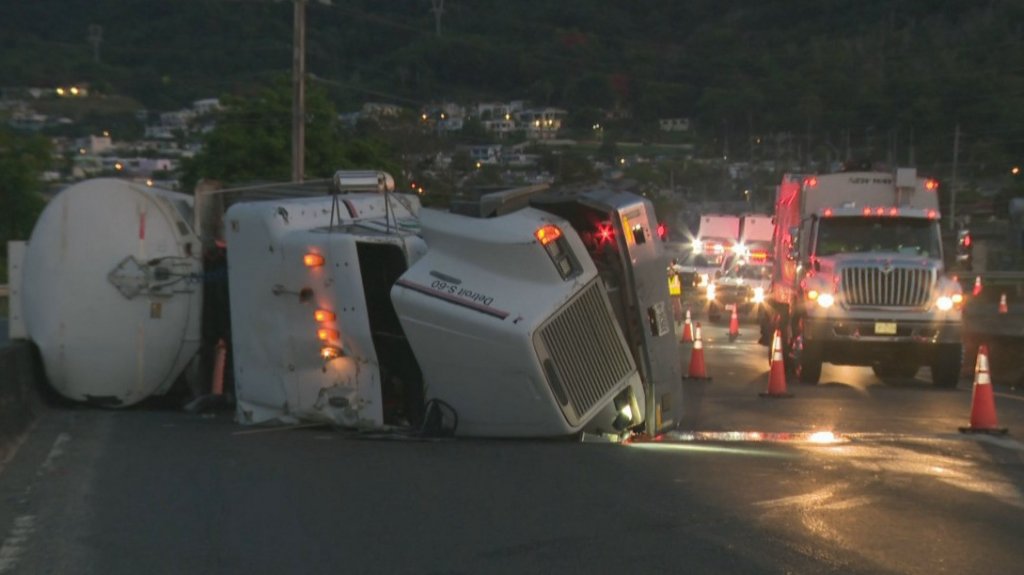  Video: Tap&oacute;n en Caguas por cami&oacute;n volcado en la 30 
