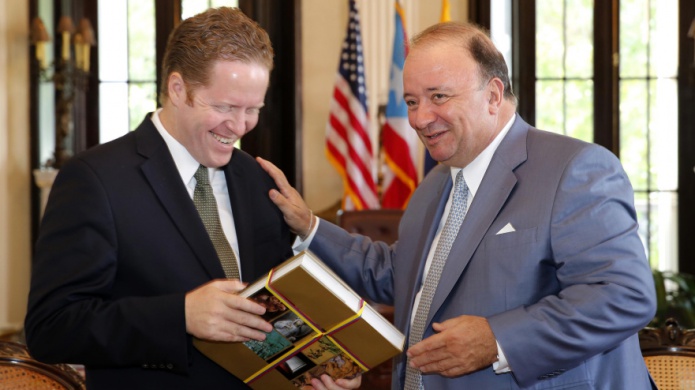  Gobernador interino, David Bernier, recibiÃ³ en La Fortaleza al embajador de Colombia en Washington, Luis Carlos