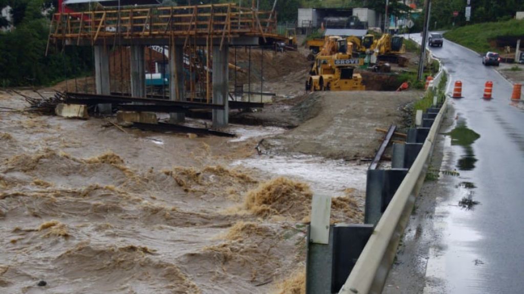  Cierran carretera en San Lorenzo por rio fuera de su cauce 