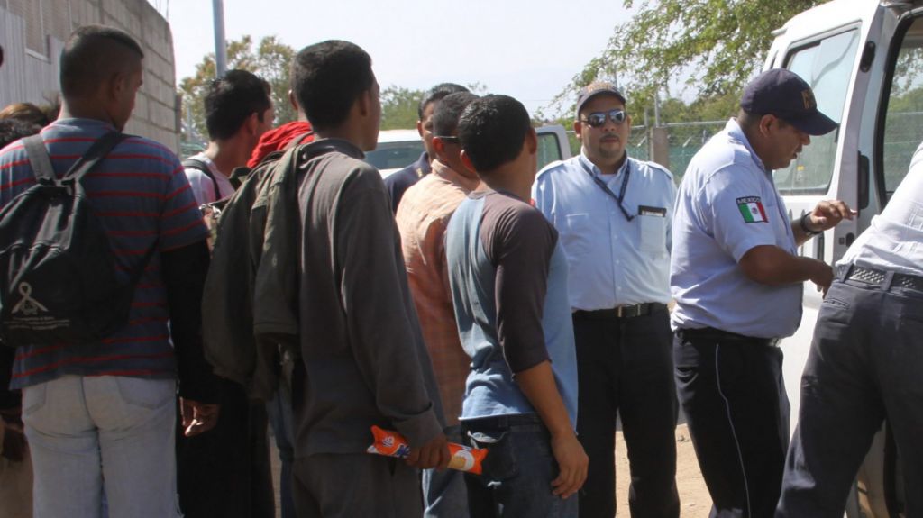  Detienen en M&eacute;xico a dos personas que trasladaban ilegalmente a 76 migrantes 