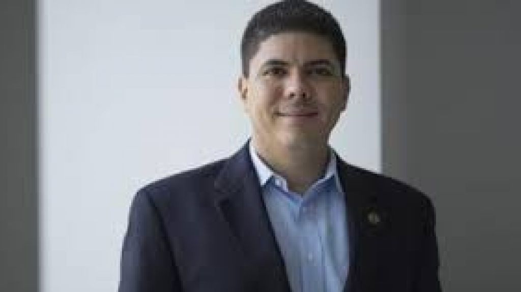  Representante eval&uacute;a rehabilitaci&oacute;n casco urbano de R&iacute;o Piedras 