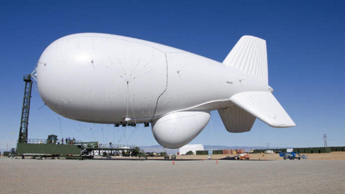 Un aerostato militar se ha soltado de sus ataduras y vuela sin control por Pensilvania