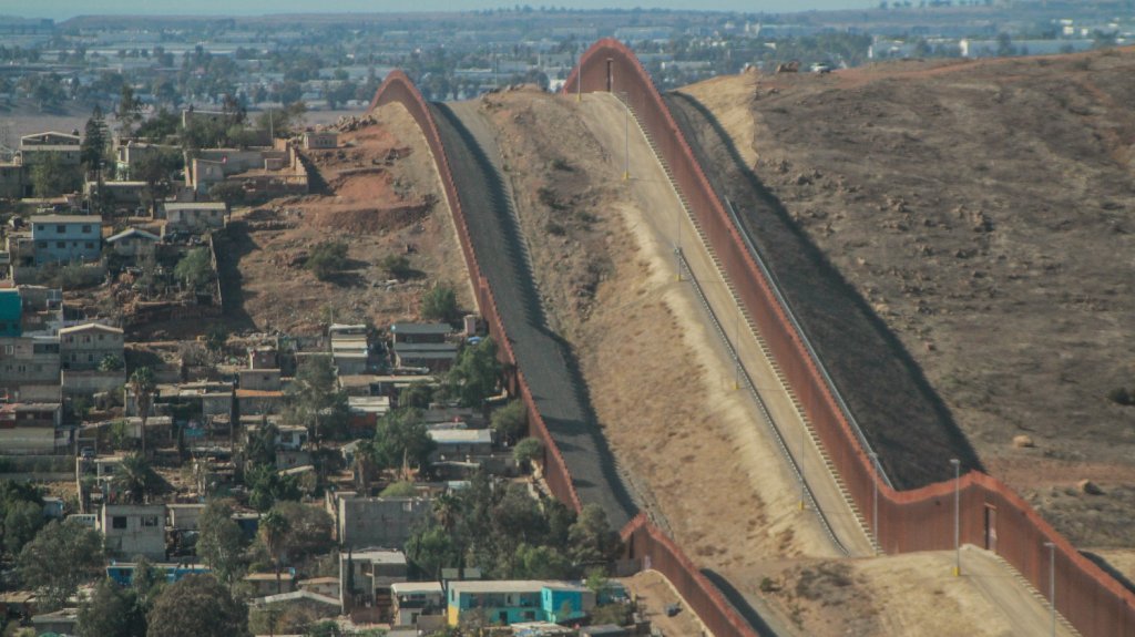  Empresas fueron advertidas de que deben parar construcci&oacute;n de muro fronterizo 