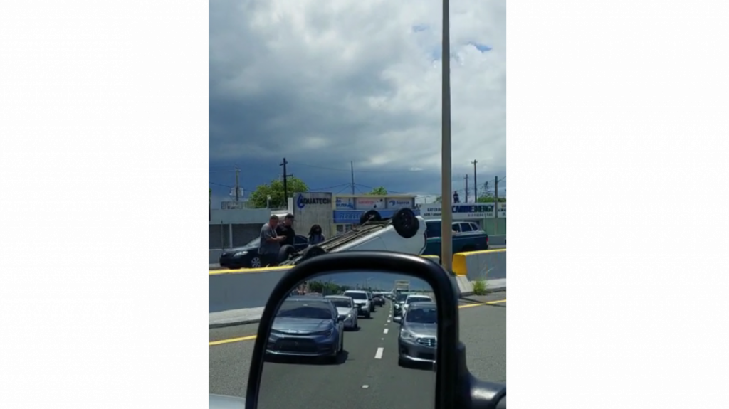  Video: Se reporta carro volcado en la Baldorioty 